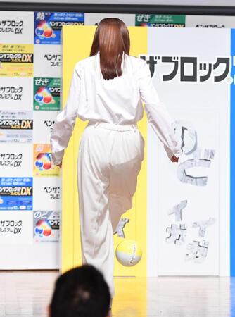 　キックターゲットで見事なキックを披露する綾瀬はるか（撮影・開出牧）