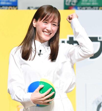 　キックターゲットで見事なキックを披露しガッツポーズする綾瀬はるか（撮影・開出牧）