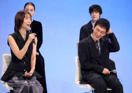 　中村ゆり（左）から褒めちぎられて照れる草彅剛