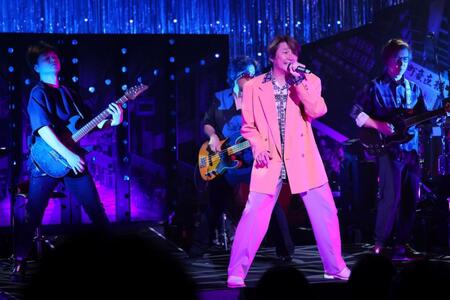 　「爆音雷舞集会（笑）～Ｆ愛上等伝説～」で熱唱する近藤真彦