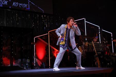 　「爆音雷舞集会（笑）～Ｆ愛上等伝説～」で熱唱する近藤真彦