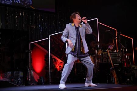 　「爆音雷舞集会（笑）～Ｆ愛上等伝説～」で熱唱する近藤真彦