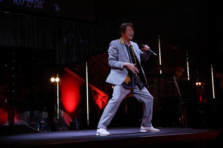 　「爆音雷舞集会（笑）～Ｆ愛上等伝説～」で熱唱する近藤真彦