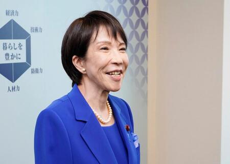 　自民党総裁選の投開票を前に取材に応じる高市早苗氏