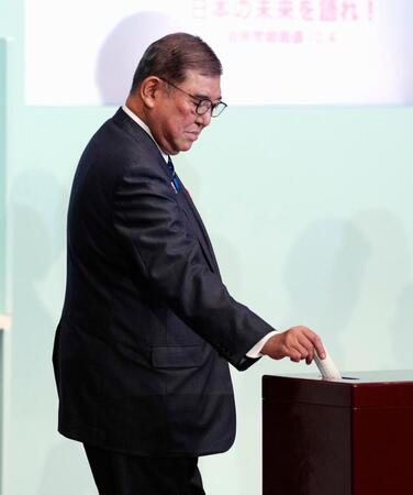 　自民党総裁選で投票する石破首相