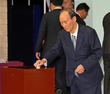 　自民党総裁選で投票する菅副総裁