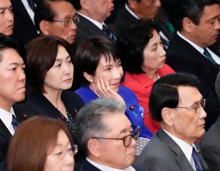 　自民党総裁選で開票結果を待つ高市早苗氏（中央）