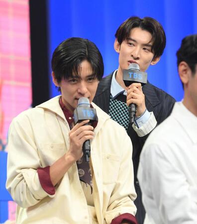 　「Ｓｎｏｗ　Ｍａｎに入りたい！」という前原瑞樹のお願いに戸惑う目黒蓮（左）と向井康二（撮影・伊藤笙子）