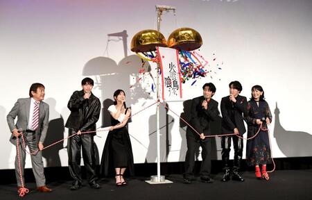 　くす玉を割る（左から）本木克英監督、豊田裕大、山下美月、水上恒司、宮舘涼太、麻生祐未（撮影・佐藤厚）