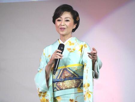 　カラオケ選手権で出場者を前に歌声を披露した長山洋子