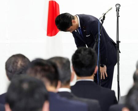 　自民党総裁選を終え、報告集会で一礼する小泉進次郎氏