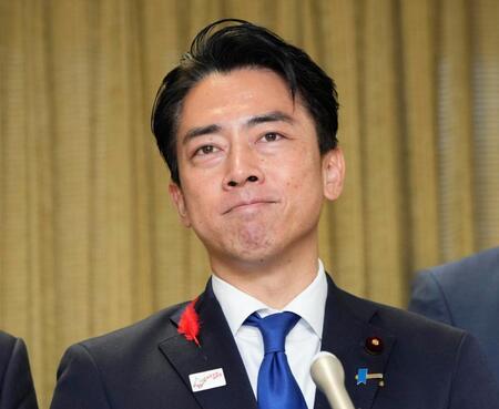 　自民党総裁選の結果を受け、記者団の取材に応じる小泉進次郎氏