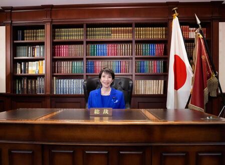 　自民党総裁のいすに座る高市早苗新総裁