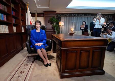 　自民党総裁のいすに座る高市早苗新総裁