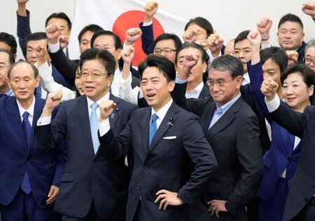 　自民党総裁選の出陣式で気勢を上げる小泉農相（中央）＝９月２２日