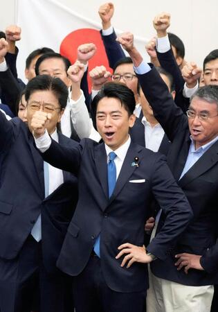 　自民党総裁選の出陣式で気勢を上げる小泉農相＝９月２２日