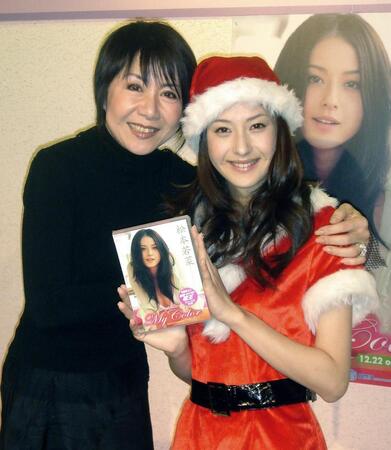 　２００７年１２月。高校時代にスカウトした奈美悦子（左）と初めての２ショット！松本若菜