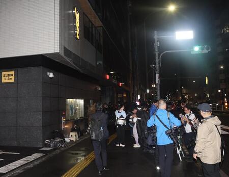 　四谷署に集まる報道陣（撮影・石井剣太郎）