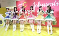 　新商品を試す超ときめき♡宣伝部の（左から）辻野かなみ、杏ジュリア、坂井仁香、小泉遥香、菅田愛貴、吉川ひより（撮影・佐々木彰尚）