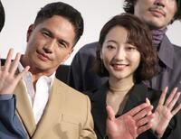 　手を振る市原隼人（左）と武田玲奈