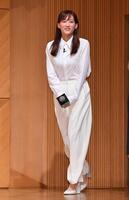 　白い衣装で登場した綾瀬はるか（撮影・開出牧）