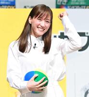 　キックターゲットで見事なキックを披露しガッツポーズする綾瀬はるか（撮影・開出牧）