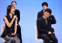 　中村ゆり（左）から褒めちぎられて照れる草彅剛