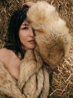 　２７年ぶり写真集「ＡＲＯＵＮＤ」を発売するかとうれいこ【©三宮幹史／講談社】