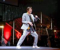 　「爆音雷舞集会（笑）～Ｆ愛上等伝説～」で熱唱する近藤真彦