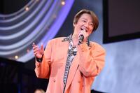 　「爆音雷舞集会（笑）～Ｆ愛上等伝説～」で熱唱する近藤真彦