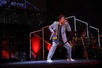 　「爆音雷舞集会（笑）～Ｆ愛上等伝説～」で熱唱する近藤真彦