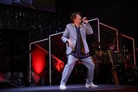 　「爆音雷舞集会（笑）～Ｆ愛上等伝説～」で熱唱する近藤真彦