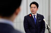 　自民党総裁選の投開票を前に取材に応じる小泉進次郎氏