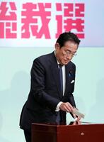 　自民党総裁選で投票する岸田前首相