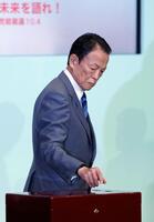 　自民党総裁選で投票する麻生最高顧問