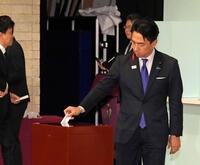 　自民党総裁選で投票する小泉進次郎氏