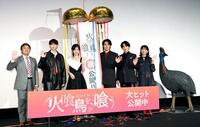 　『火喰鳥を、喰う』をＰＲする（左から）本木克英監督、豊田裕大、山下美月、水上恒司、宮舘涼太、麻生祐未（撮影・佐藤厚）