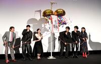 　くす玉を割る（左から）本木克英監督、豊田裕大、山下美月、水上恒司、宮舘涼太、麻生祐未（撮影・佐藤厚）