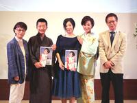 　カラオケ選手権で写真撮影に臨む（左から）作詞家の麻こよみ氏、審査員特別賞の原田怜さん、優勝者の篠田幸子さん、長山洋子、作曲家の影山時則氏