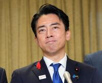 　自民党総裁選の結果を受け、記者団の取材に応じる小泉進次郎氏