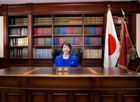 　自民党総裁のいすに座る高市早苗新総裁