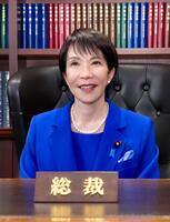 　自民党総裁のいすに座る高市早苗新総裁