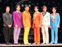 　囲み取材に出席した（左から）坂東玉三郎、小波津亜廉、松田悟志、影山拓也、石井一孝、松村龍之介