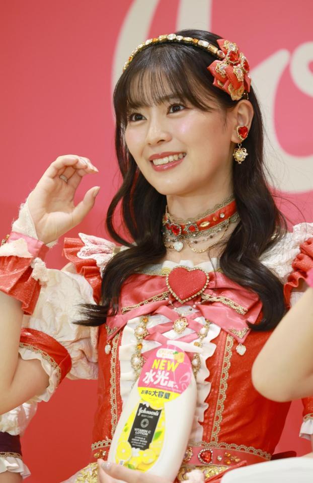 　ポーズを決める超ときめき♡宣伝部の坂井仁香（撮影・佐々木彰尚）