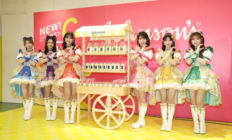 　ポーズを決める超ときめき♡宣伝部の（左から）辻野かなみ、杏ジュリア、坂井仁香、小泉遥香、菅田愛貴、吉川ひより（撮影・佐々木彰尚）