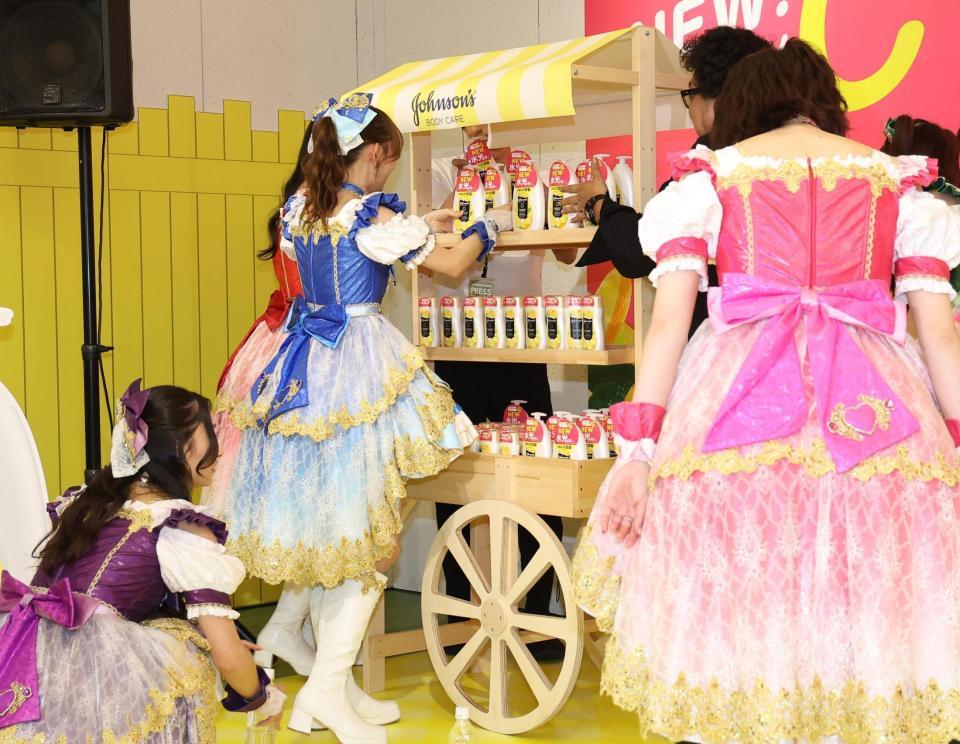 　商品を並べる超ときめき♡宣伝部（撮影・佐々木彰尚）