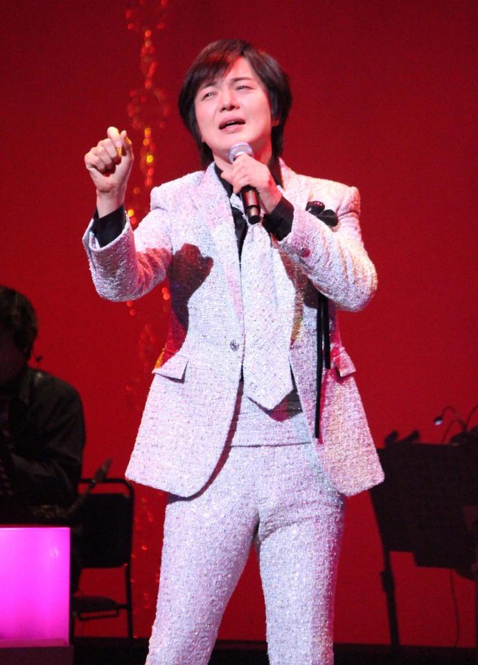 　熱唱する竹島宏