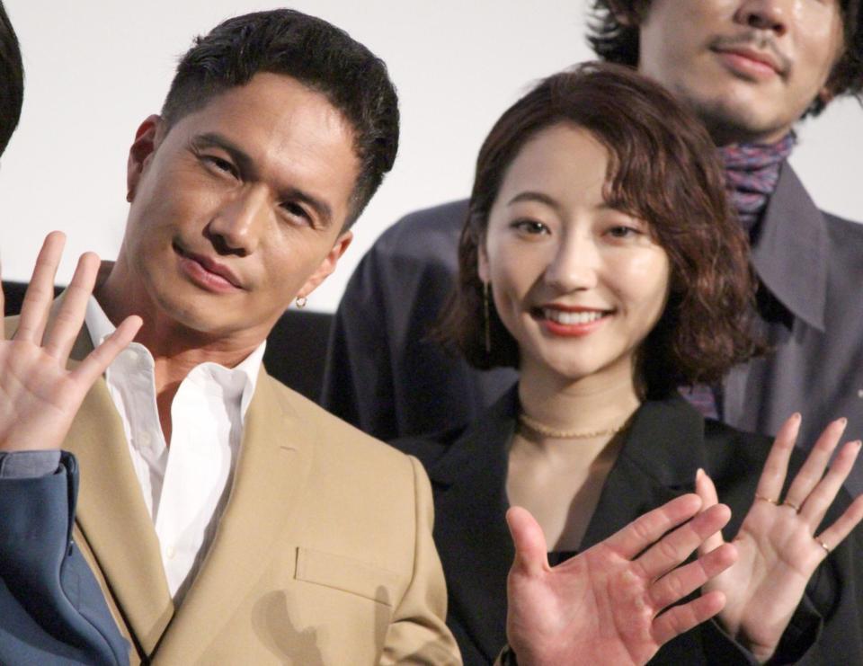 　手を振る市原隼人（左）と武田玲奈