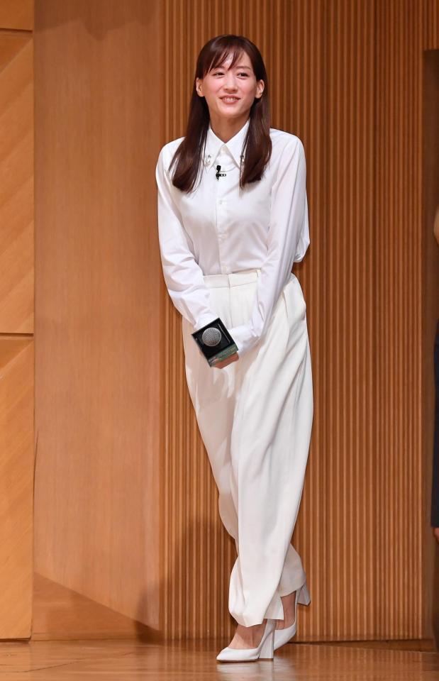 　白い衣装で登場した綾瀬はるか（撮影・開出牧）