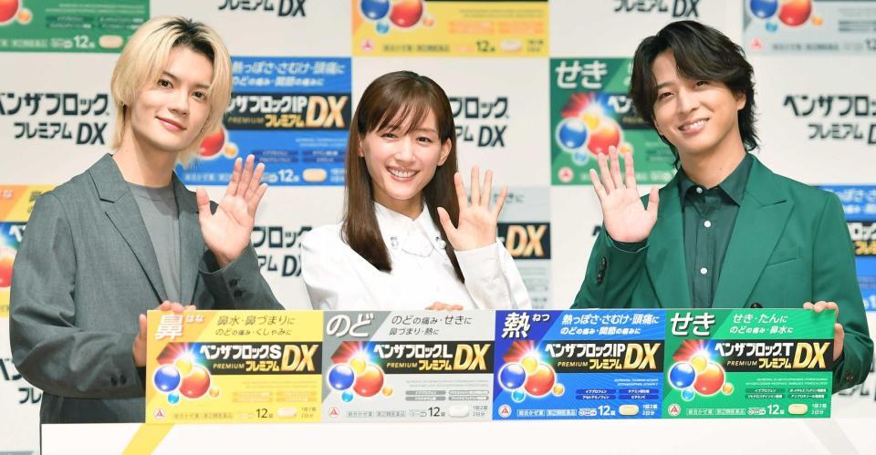 　手を振る（左から）佐野勇斗、綾瀬はるか、寺西拓人（撮影・開出牧）